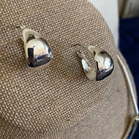 Chloe and Isabel La Lune Sculpted Collar Necklace and Hoop Earrings Set - Picture 4 of 11